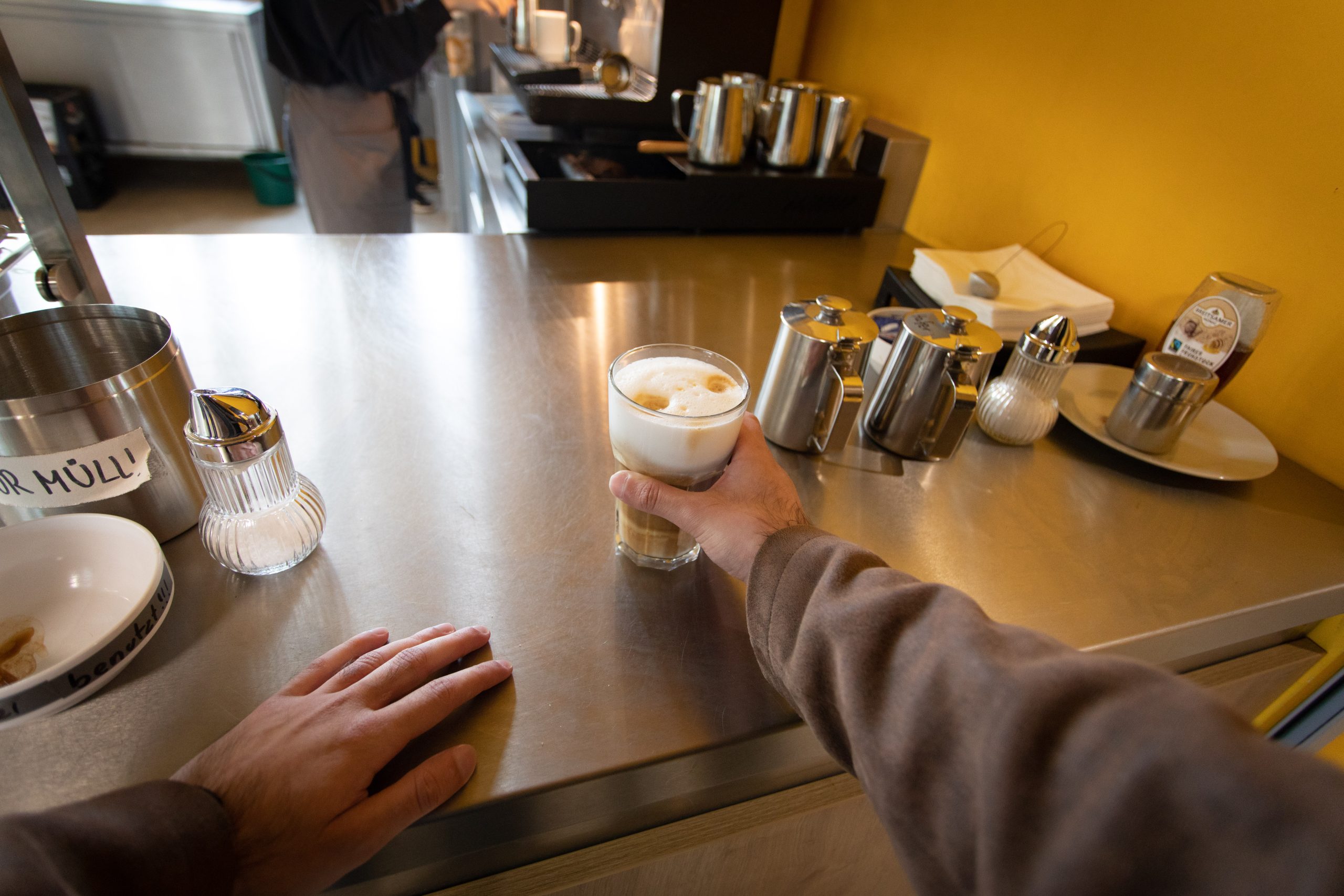 Latte Macchiato im Café