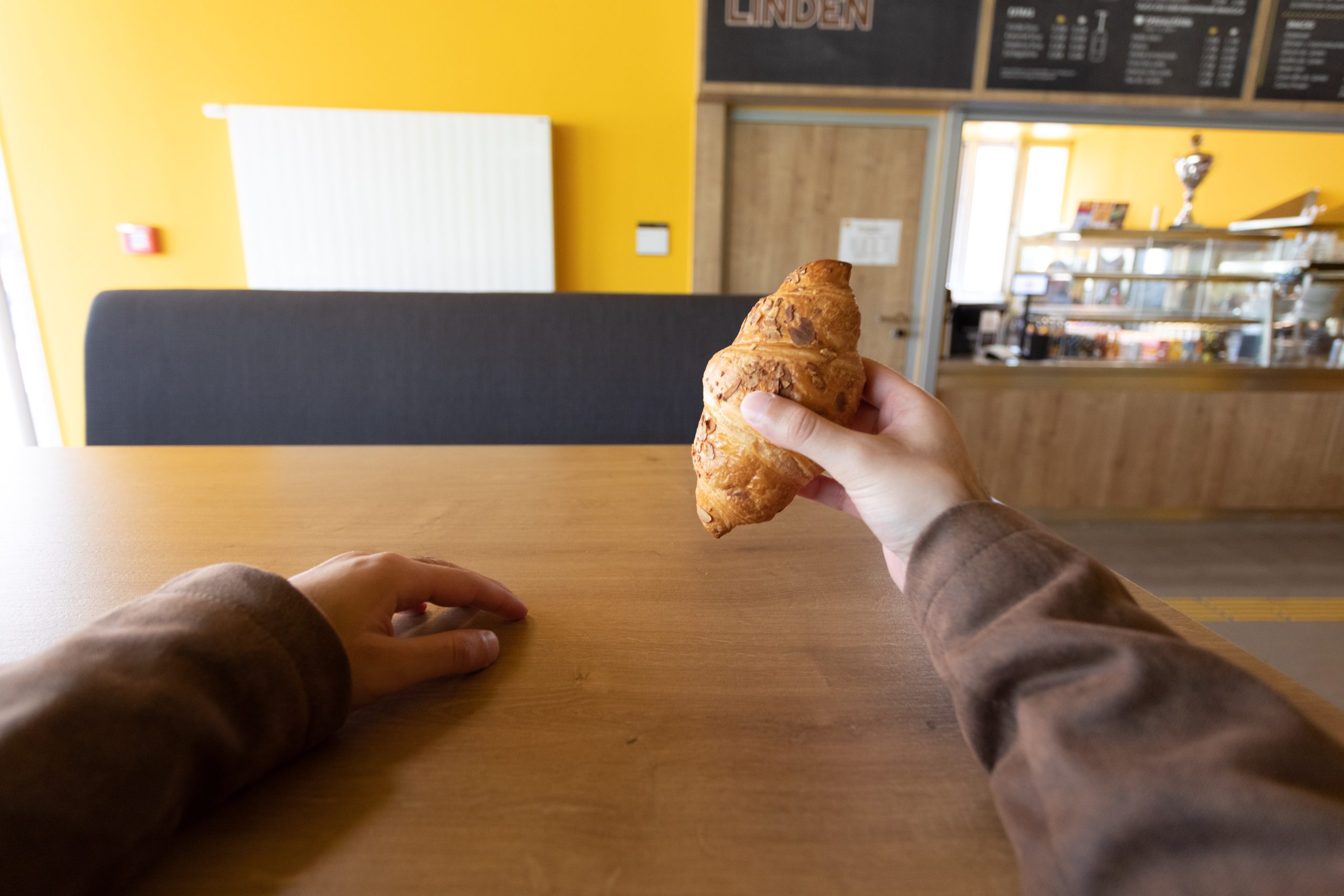 Crossaint-Genuss im Café